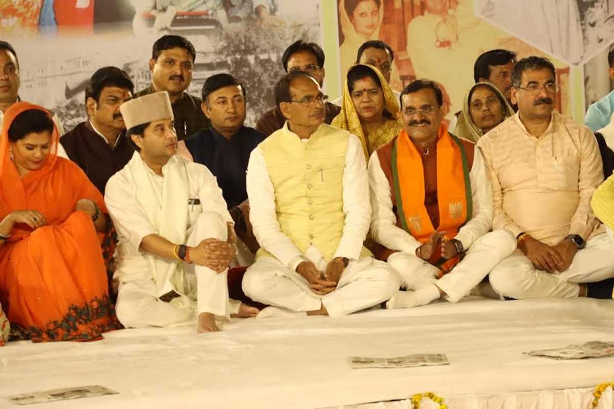 शिवराज सिंह चौहान ने कांग्रेस नेता स्व. माधवराव सिंधिया को श्रद्धांजलि अर्पित की शिवराज सिंह चौहान ने कांग्रेस नेता स्व. माधवराव सिंधिया को श्रद्धांजलि अर्पित की